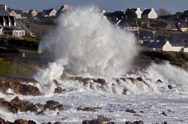 Ένας νεκρός από την «Κάρμεν» που σαρώνει τη Γαλλία