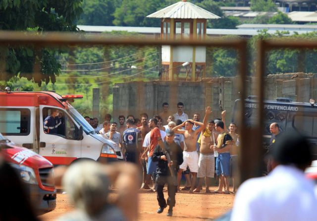 Βραζιλία: Αγνοούνται 99 δραπέτες μετά από εξέγερση σε φυλακές