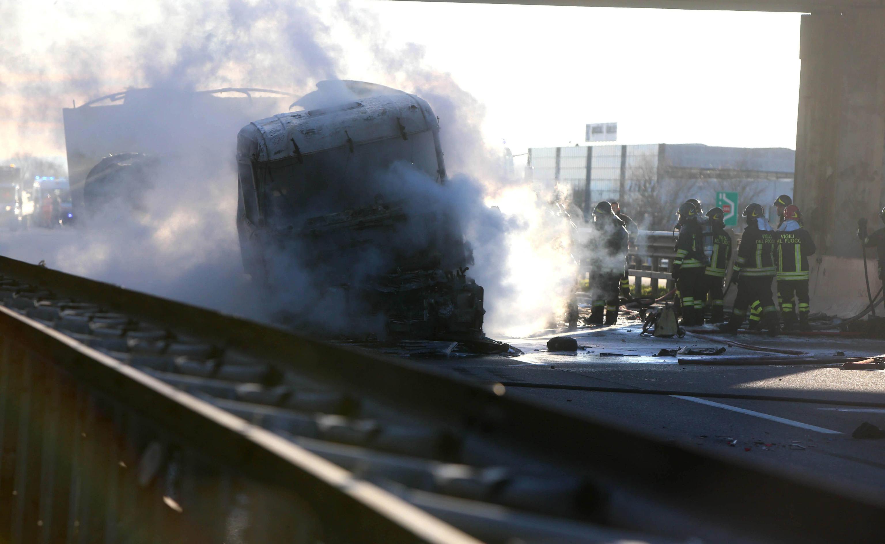 Ιταλία: Βυτιοφόρο πήρε φωτιά ύστερα από τροχαίο – Έξι νεκροί
