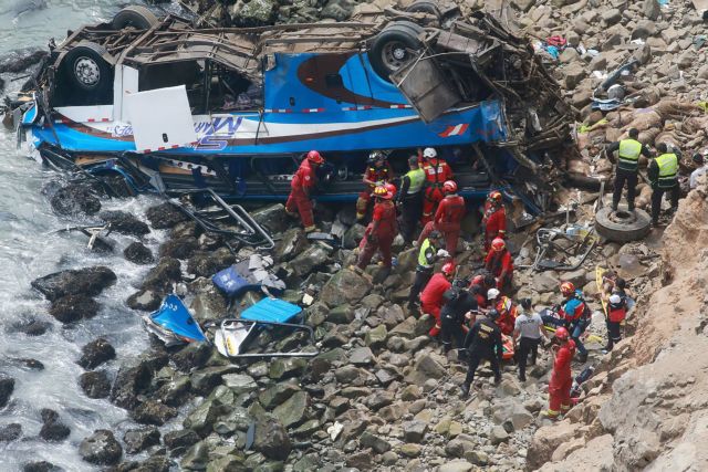 Περού: Δεκάδες νεκροί από πτώση λεωφορείου σε χαράδρα