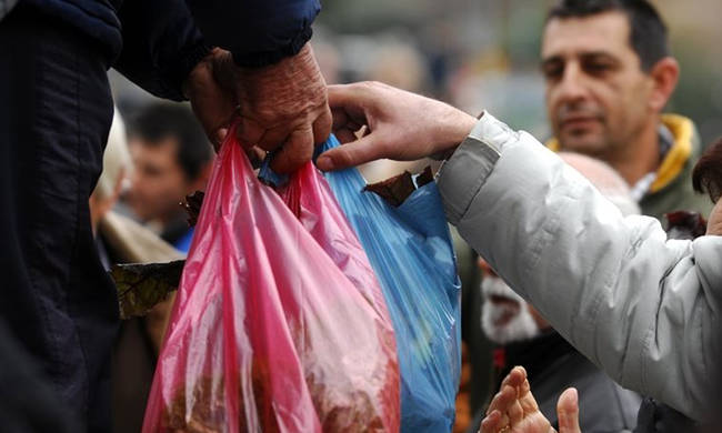Τι πιστεύουν οι πολίτες για το περιβαλλοντικό τέλος στις πλαστικές σακούλες [Βίντεο]