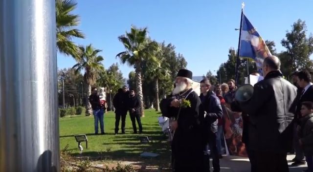 Ιερέας και πιστοί ραντίζουν το «Phylax» για να… ξορκίσουν τον δαίμονα