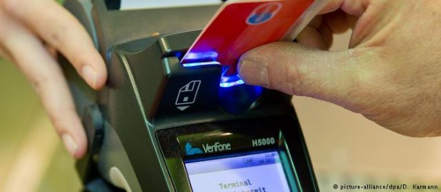 Οι Γερμανοί προτιμούν ακόμα τα μετρητά