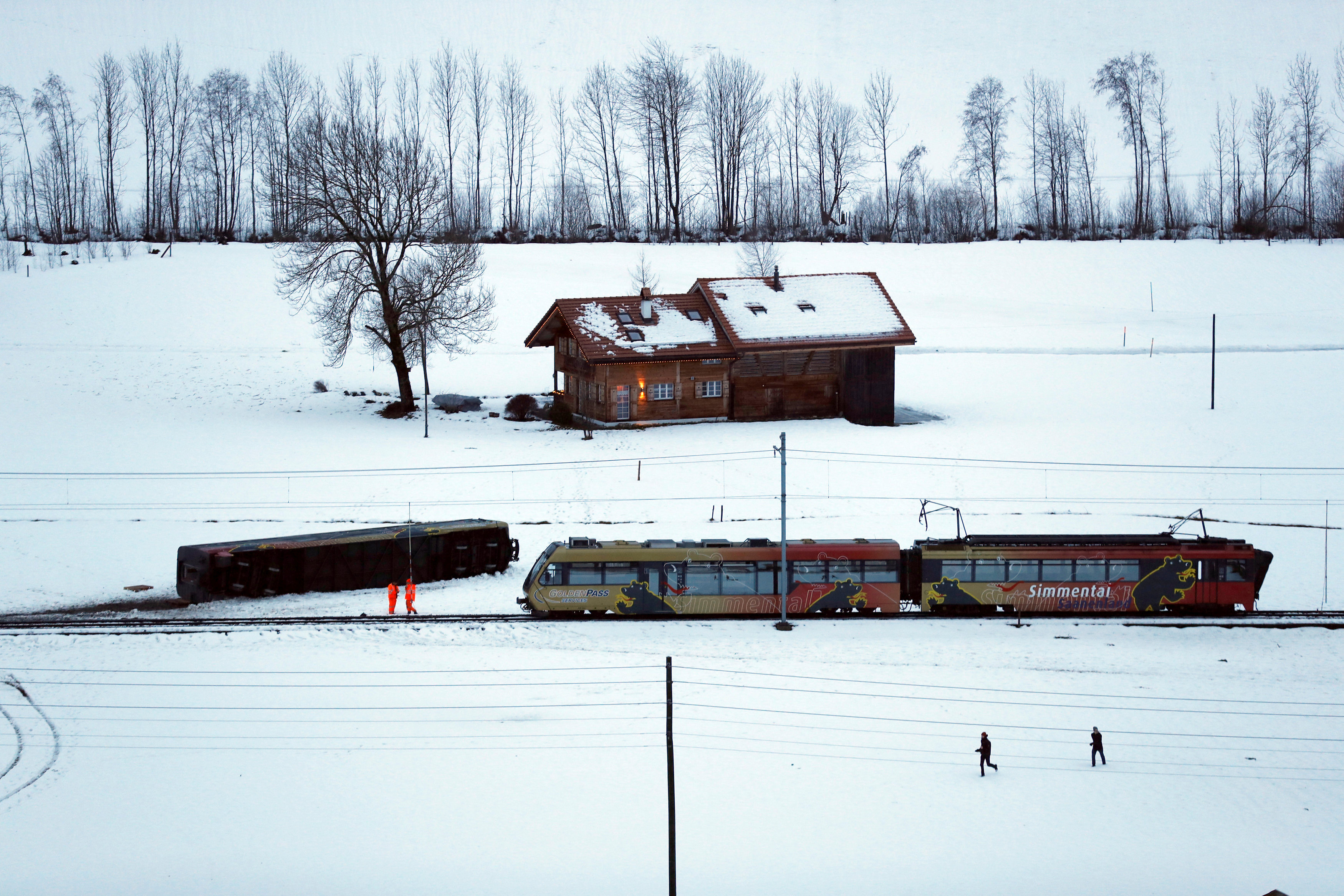 Ελβετία: Εκτροχιασμός τρένου από ισχυρούς ανέμους – Οκτώ τραυματίες