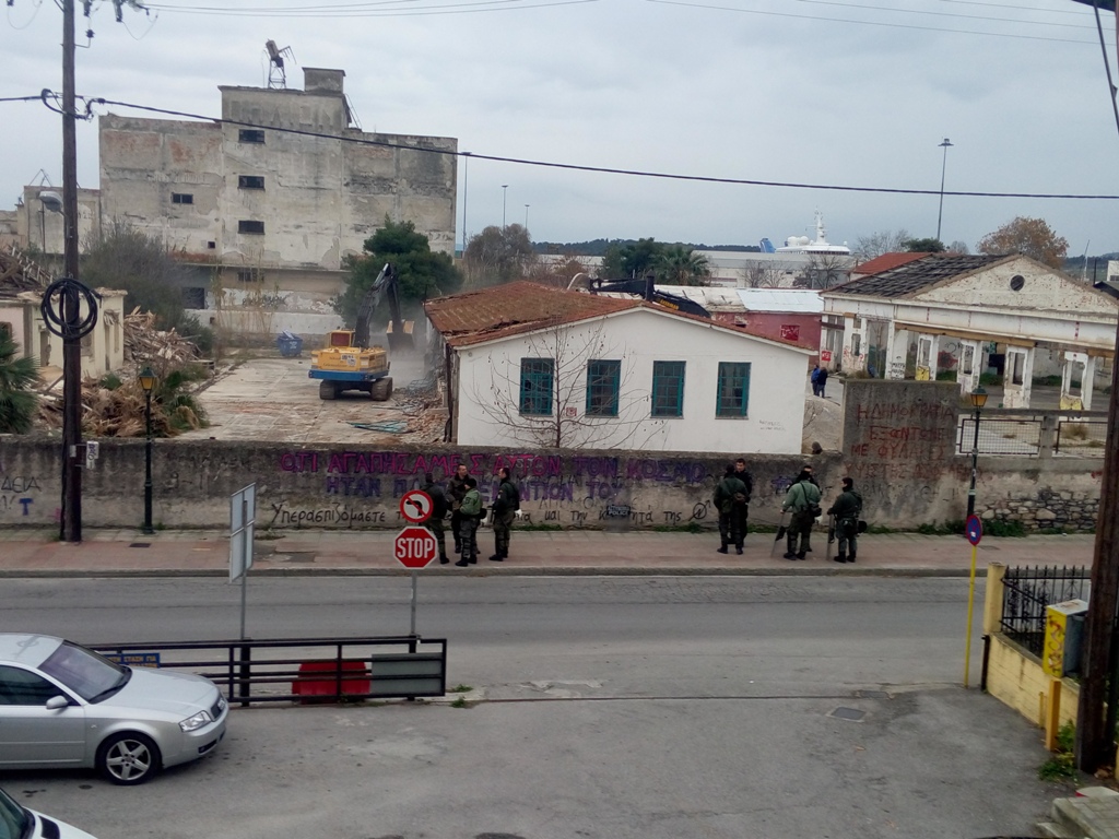 Επιχείρηση εκκένωσης της κατάληψης «Τερμίτα» στο Βόλο