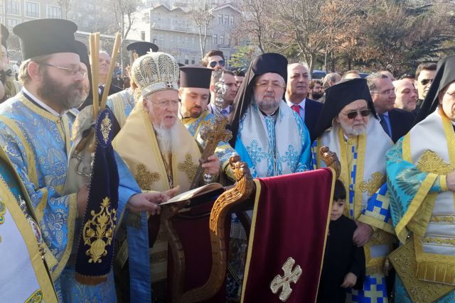 Πλήθος κόσμου για τον αγιασμό των υδάτων στην Κωνσταντινούπολη [εικόνες]