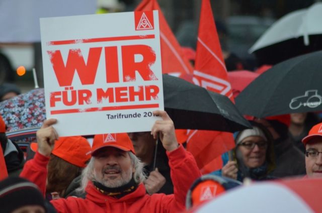 Γερμανία: Μαζικές κινητοποιήσεις εργαζομένων μετάλλου