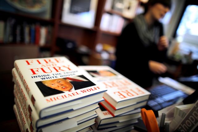 Ρεκόρ πωλήσεων για το βιβλίο που «καίει» τον Τραμπ