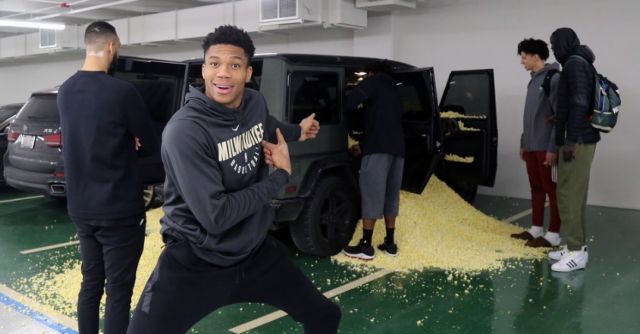 Το «καψόνι» του Αντετοκούνμπο στον νέο των Μπακς [Βίντεο]