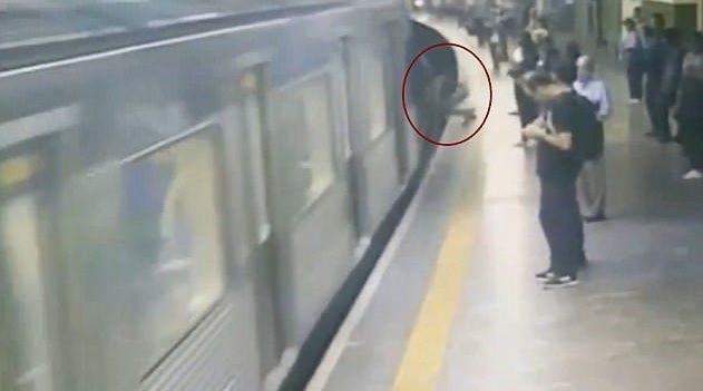 Άντρας σπρώχνει άγνωστη γυναίκα στις γραμμές του τρένου