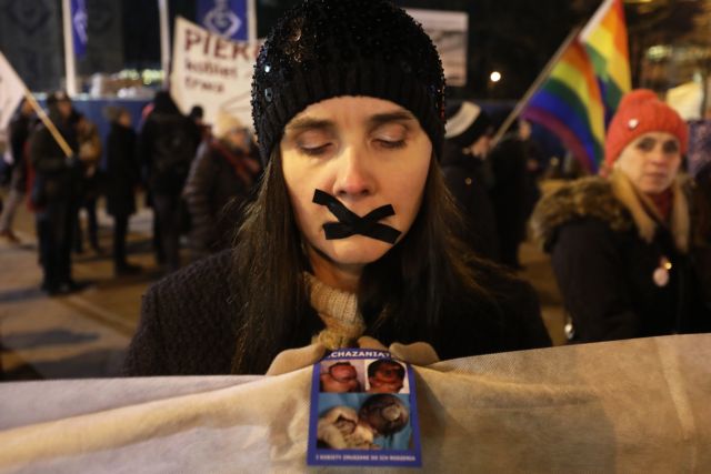 Πολωνία: Αυστηροποίηση της νομοθεσίας για τις αμβλώσεις