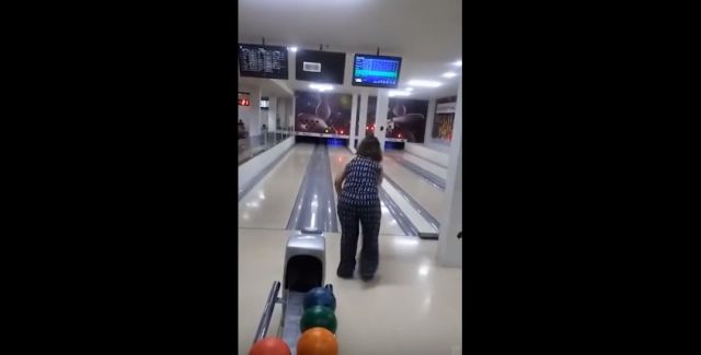 Ίσως η χειρότερη παίκτρια μπόουλιγκ