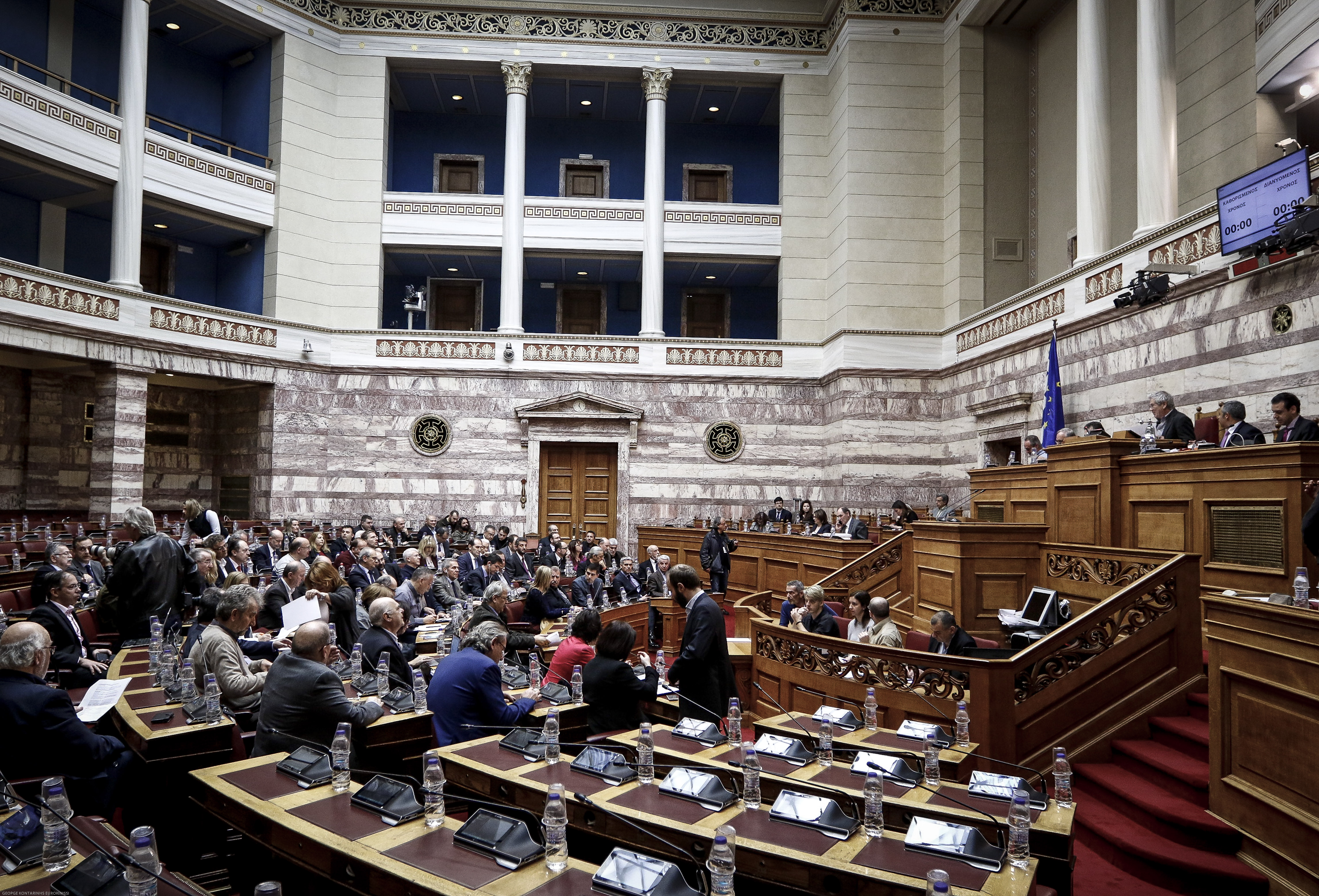 Πολυνομοσχέδιο: Εν μέσω συγκρούσεων η συζήτηση στη Βουλή