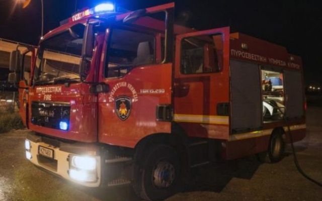 Νεκρή από έκρηξη και πυρκαγιά σε διώροφο στη Σαλαμίνα