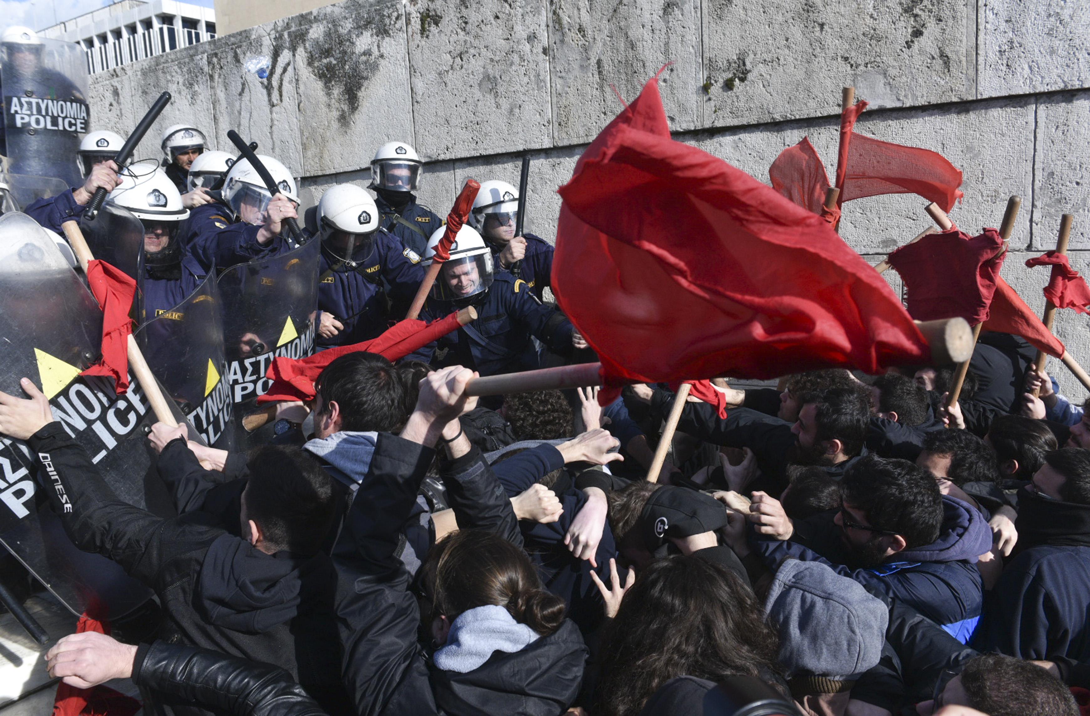 Ένταση έξω από τη Βουλή για το πολυνομοσχέδιο