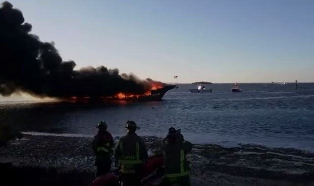Φλόριντα: Πλοίο τυλίγεται στις φλόγες [Βίντεο]