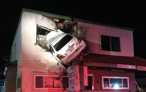 Δείτε το αυτοκίνητο να καρφώνεται στον 1ο όροφο κτιρίου [Βίντεο]