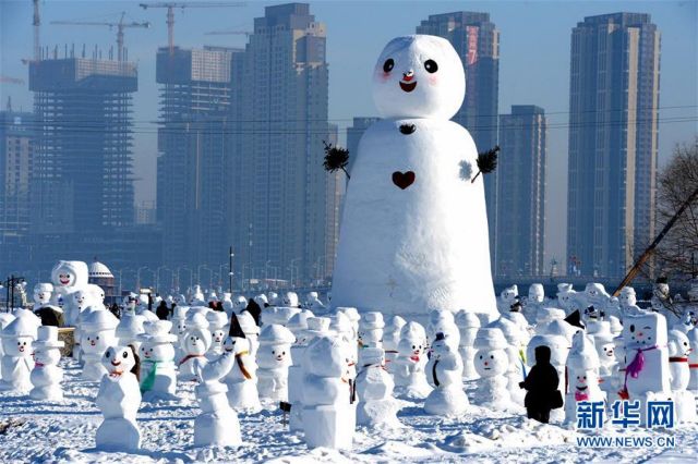 Γλύπτες έφτιαξαν 2018 χιονάνθρωπους σε πάρκο στην Κίνα [Βίντεο]
