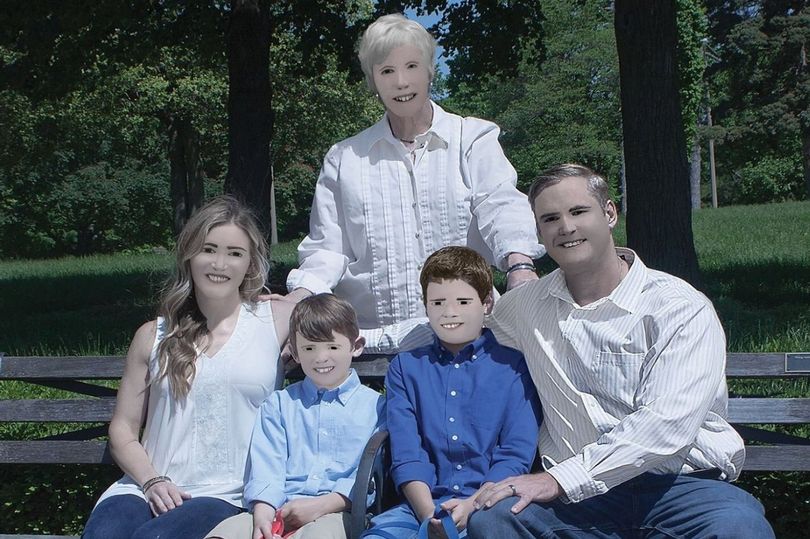 «Eπαγγελματίας» φωτογράφος μετατρέπει οικογενειακή φωτογραφία σε…θρίλερ