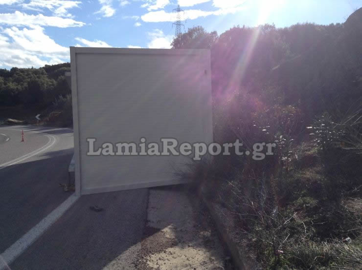 Φθιώτιδα: Κοντέινερ έπεσε από φορτηγό στην Εθνική Οδό