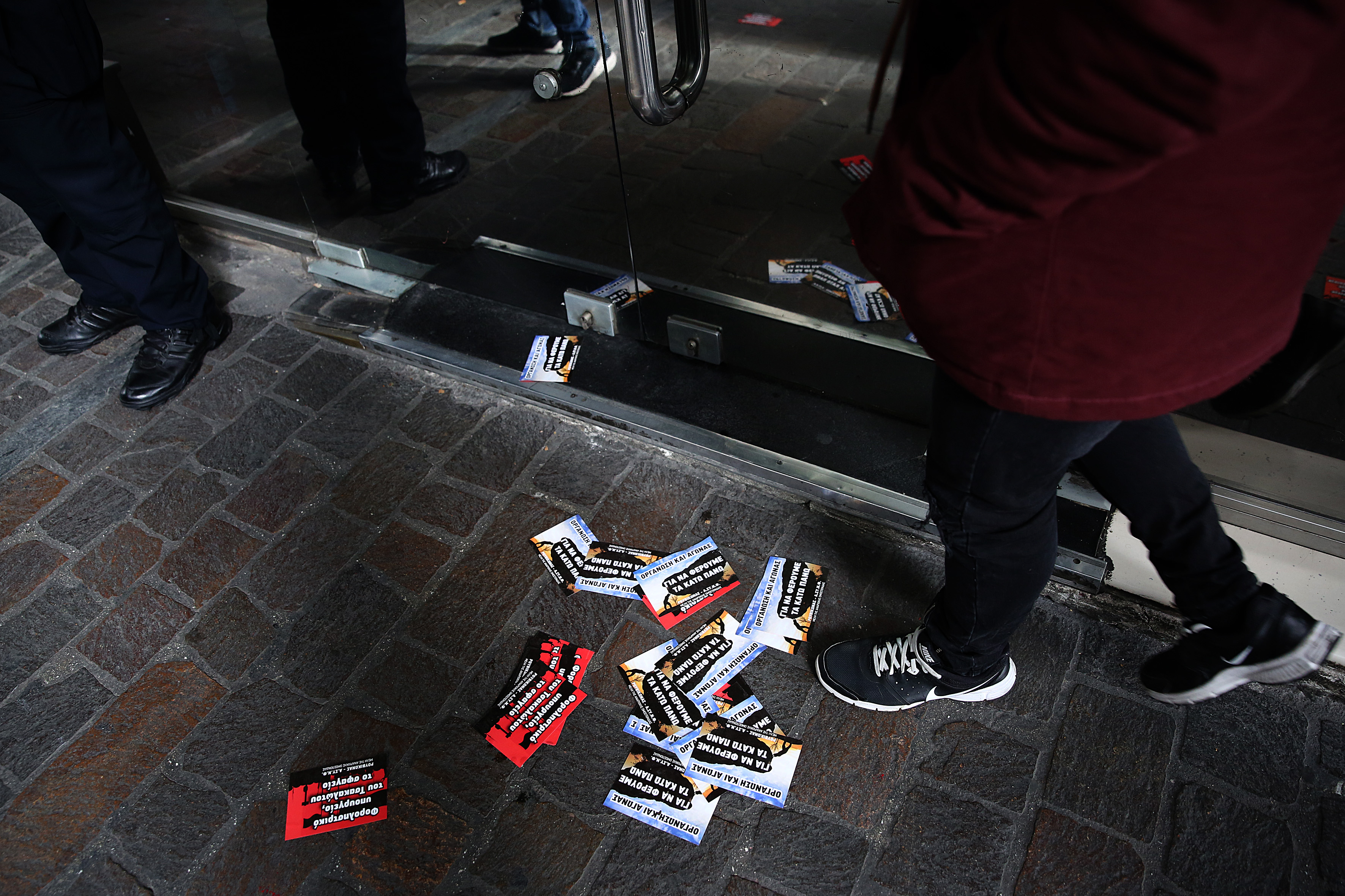 Εισβολή Ρουβίκωνα σε συμβολαιογραφείο της Αθήνας