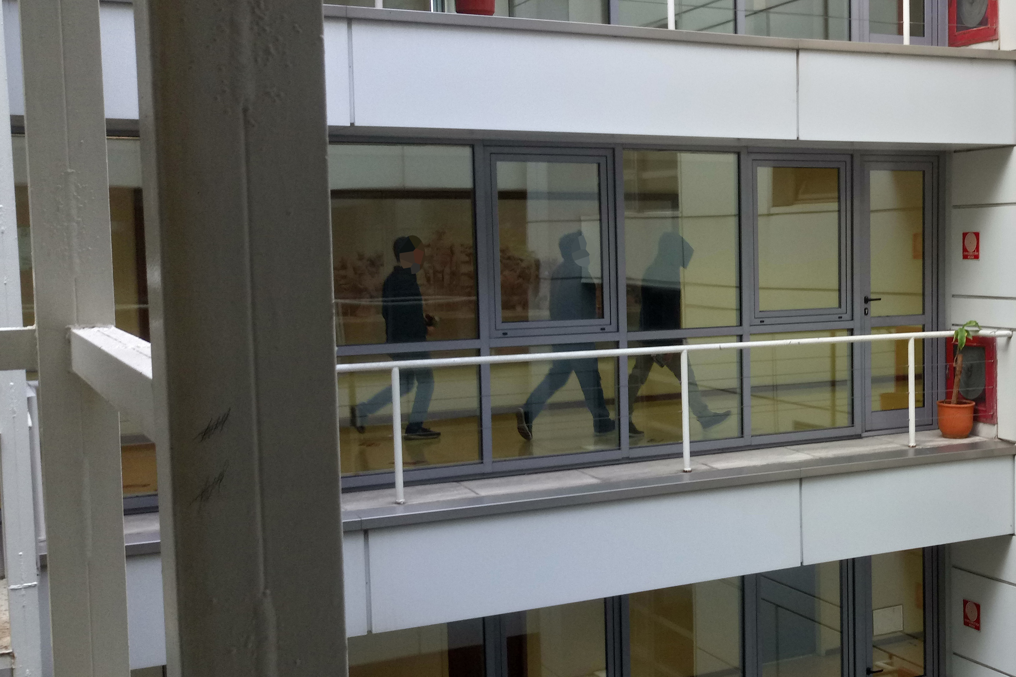 Εισβολή του Ρουβίκωνα στο γραφείο του Τσακαλώτου [Βίντεο-Εικόνες]