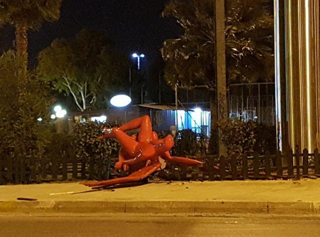 Παλαιό Φάληρο: Έπεσε από την κολώνα το γλυπτό Phylax