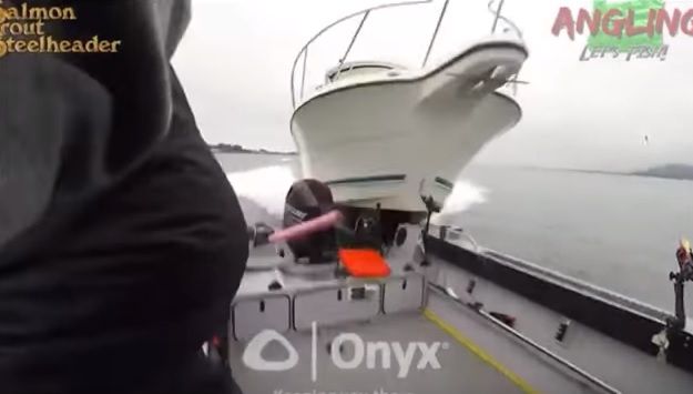 Ταχύπλοο καβαλάει σκάφος γιατί… μπορεί