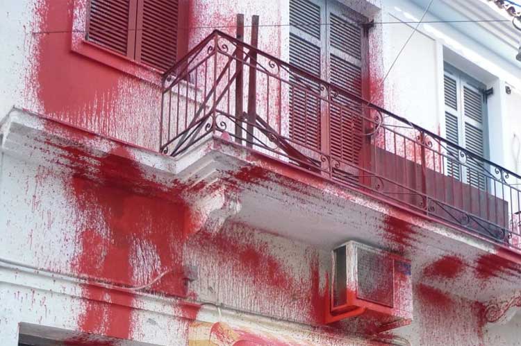 Άρτα: Επίθεση με μπογιές στα γραφεία του ΣΥΡΙΖΑ