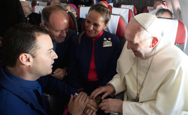Ο πάπας Φραγκίσκος πραγματοποίησε τον πρώτο... ιπτάμενο γάμο