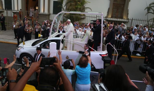 Ο Πάπας έφτασε στο Περού και ο πρόεδρος του ζήτησε βοήθειά