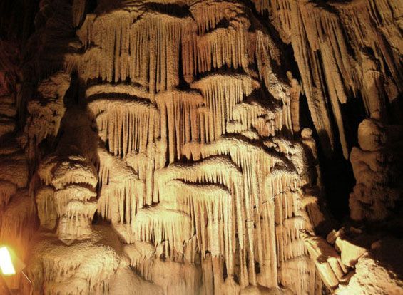 Στο «σφυρί» σπήλαια, μουσεία και ιαματικές πηγές