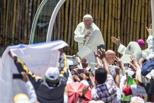 Ο πάπας Φραγκίσκος κατήγγειλε τη βία κατά των γυναικών