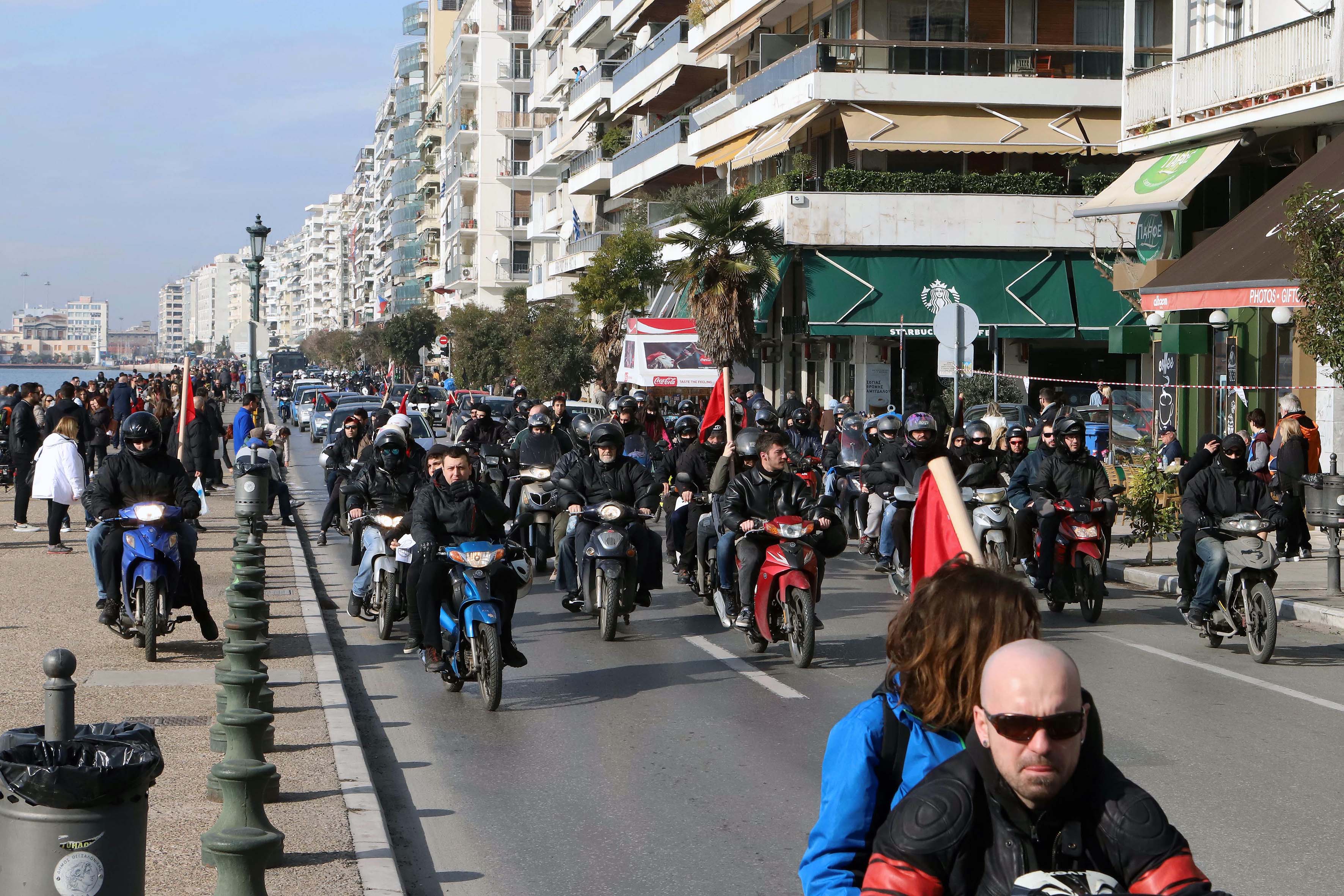 Θεσσαλονίκη: Αντιεξουσιαστές έκαναν μηχανοκίνητη πορεία