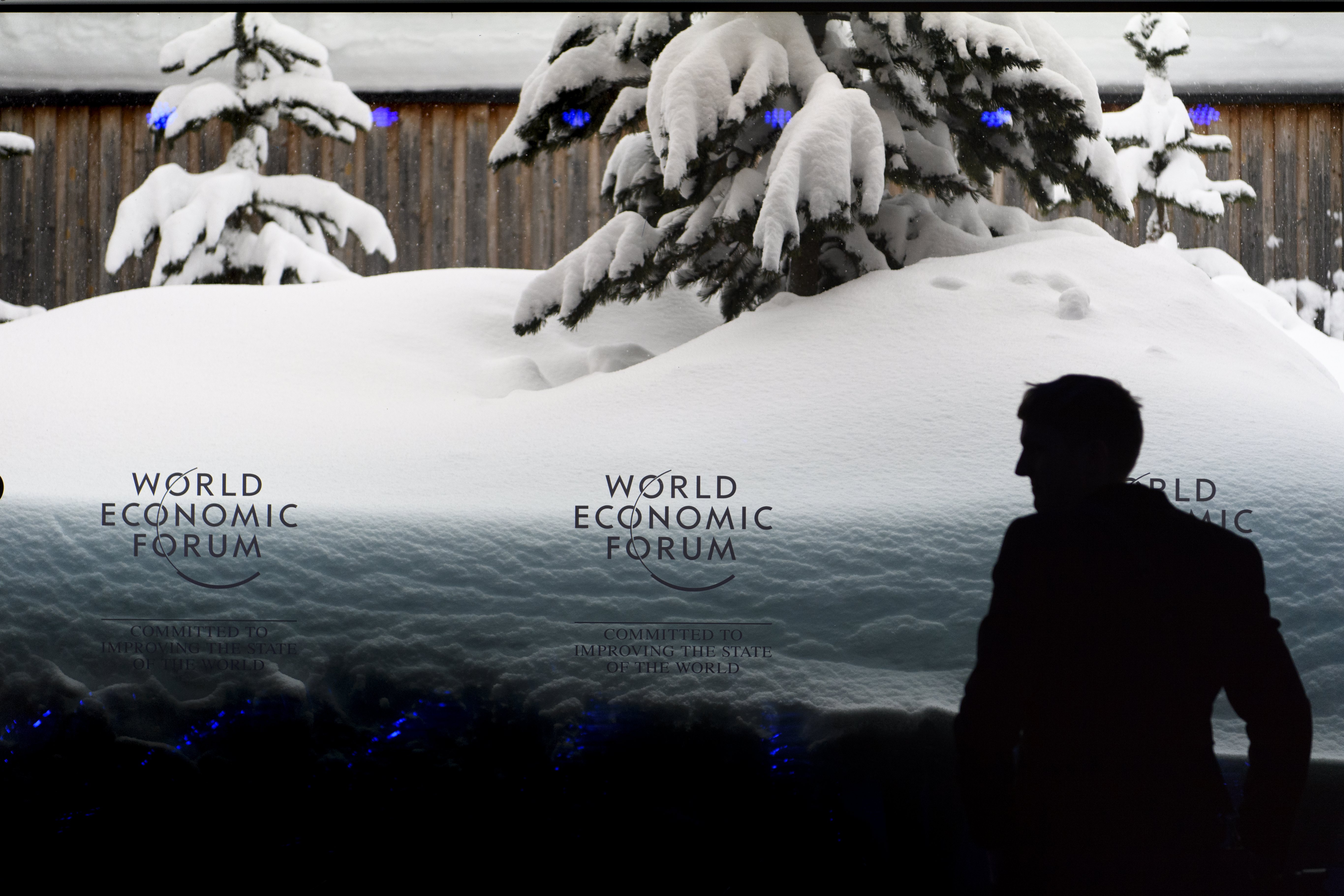 Με τα πόδια λόγω χιονιού στο Νταβός ο Τσίπρας