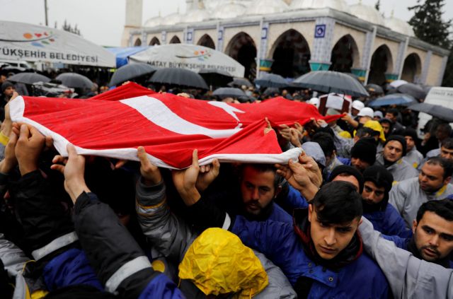 Τρεις νεκροί από τουρκικό βομβαρδισμό σε συριακή πόλη