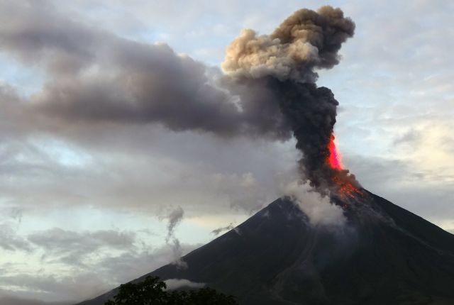 «Ξύπνησε» το ηφαίστειο Μαγιόν στις Φιλιππίνες [βίντεο]