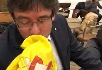 Ο Πουτζδεμόντ φιλά την ισπανική σημαία [Βίντεο]