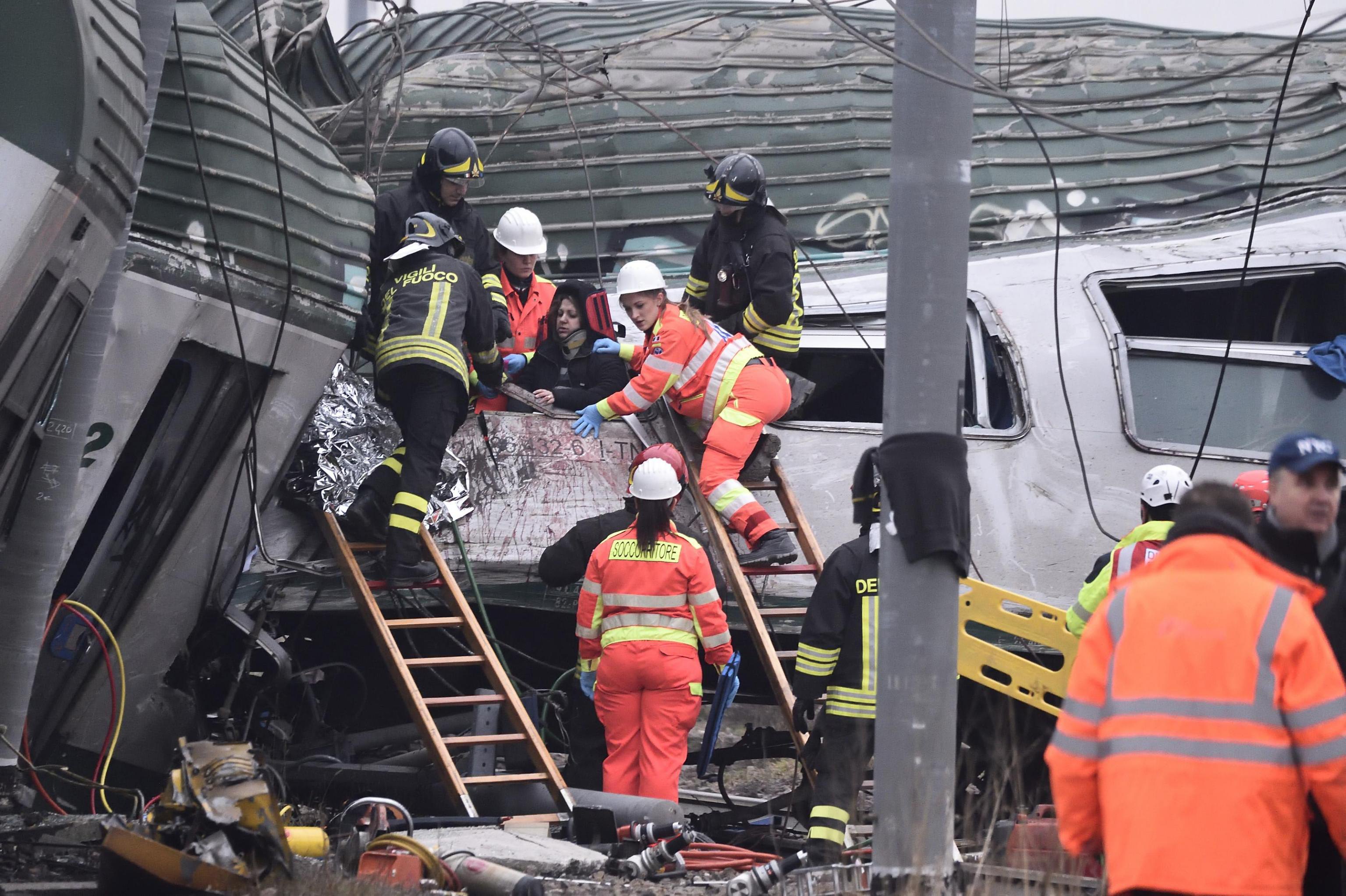Τέσσερις νεκροί από εκτροχιασμό τρένου κοντά στο Μιλάνο [Βίντεο]