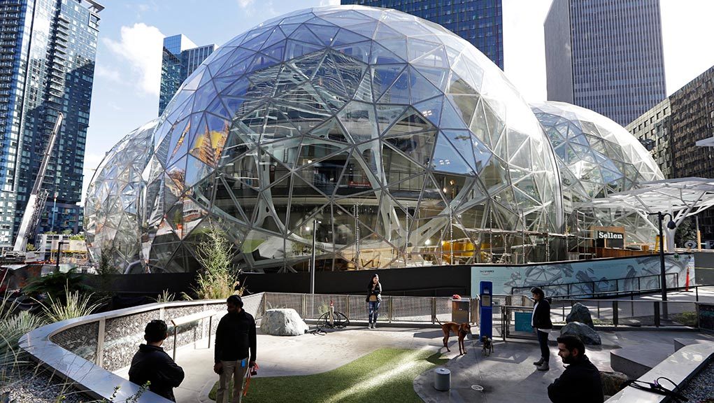 Amazon: Έφτιαξε μίνι τροπικό δάσος μέσα σε τρεις σφαίρες