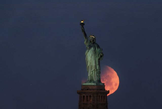 ΗΠΑ: Χιλιάδες άνθρωποι παρακολούθησαν την «ματωμένη» έκλειψη της υπέρ-Σελήνης