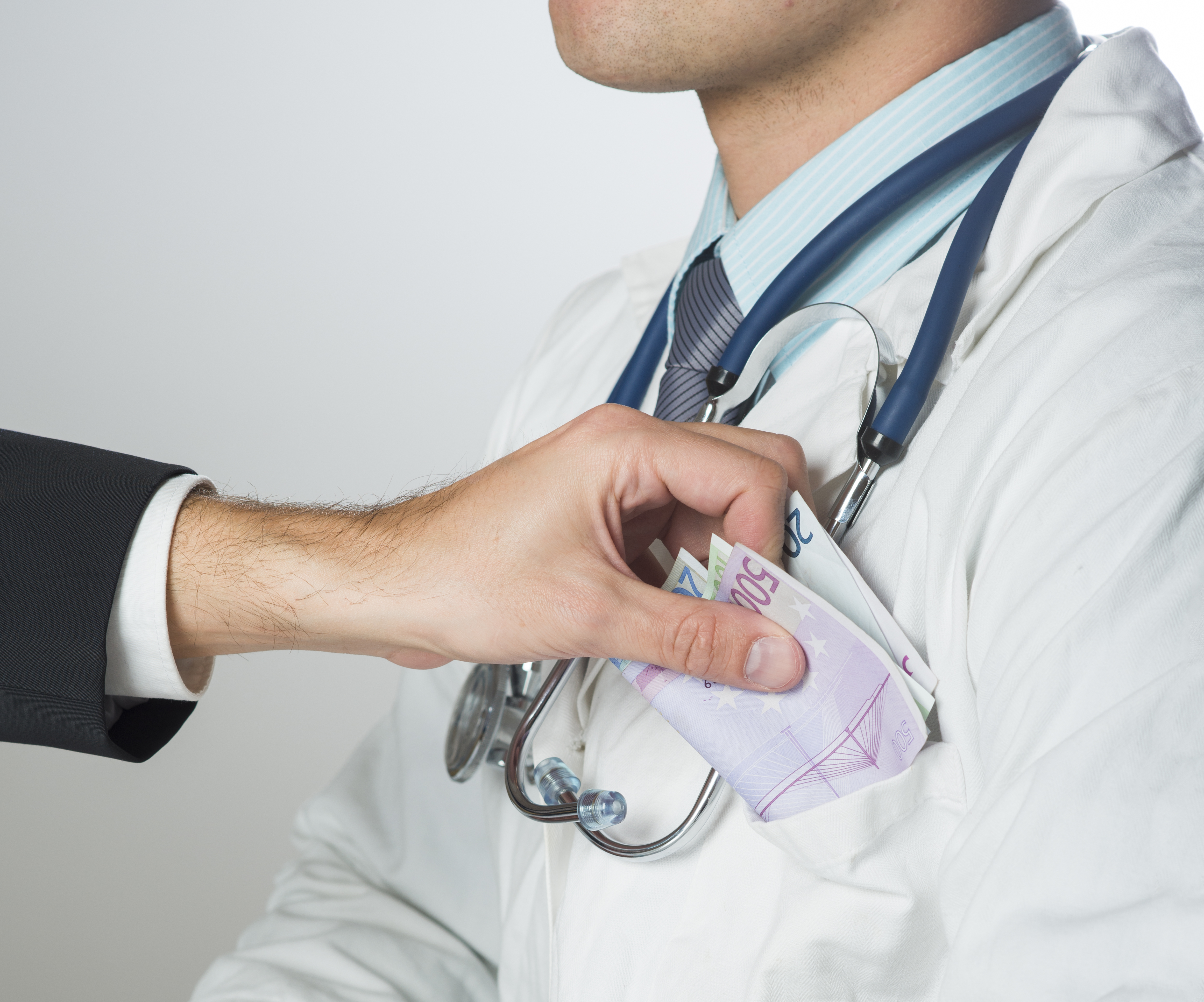 Συνελήφθη γιατρός γιατί ζήτησε «φακελάκι» 500 ευρώ