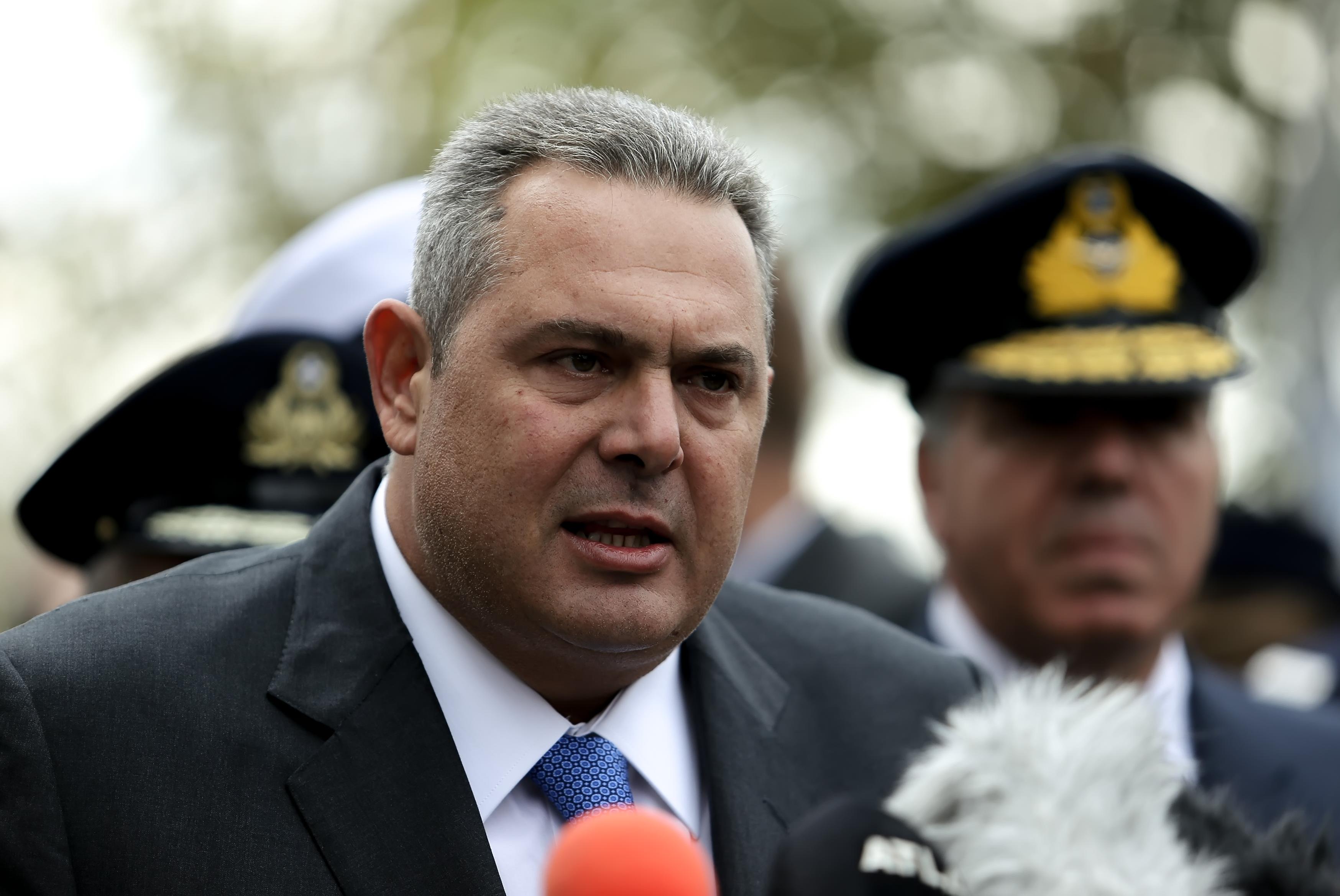 Οι Τούρκοι «γλεντάνε» στο Αιγαίο, ο Καμμένος πίνει και τραγουδά στον Εβρο [βίντεο]