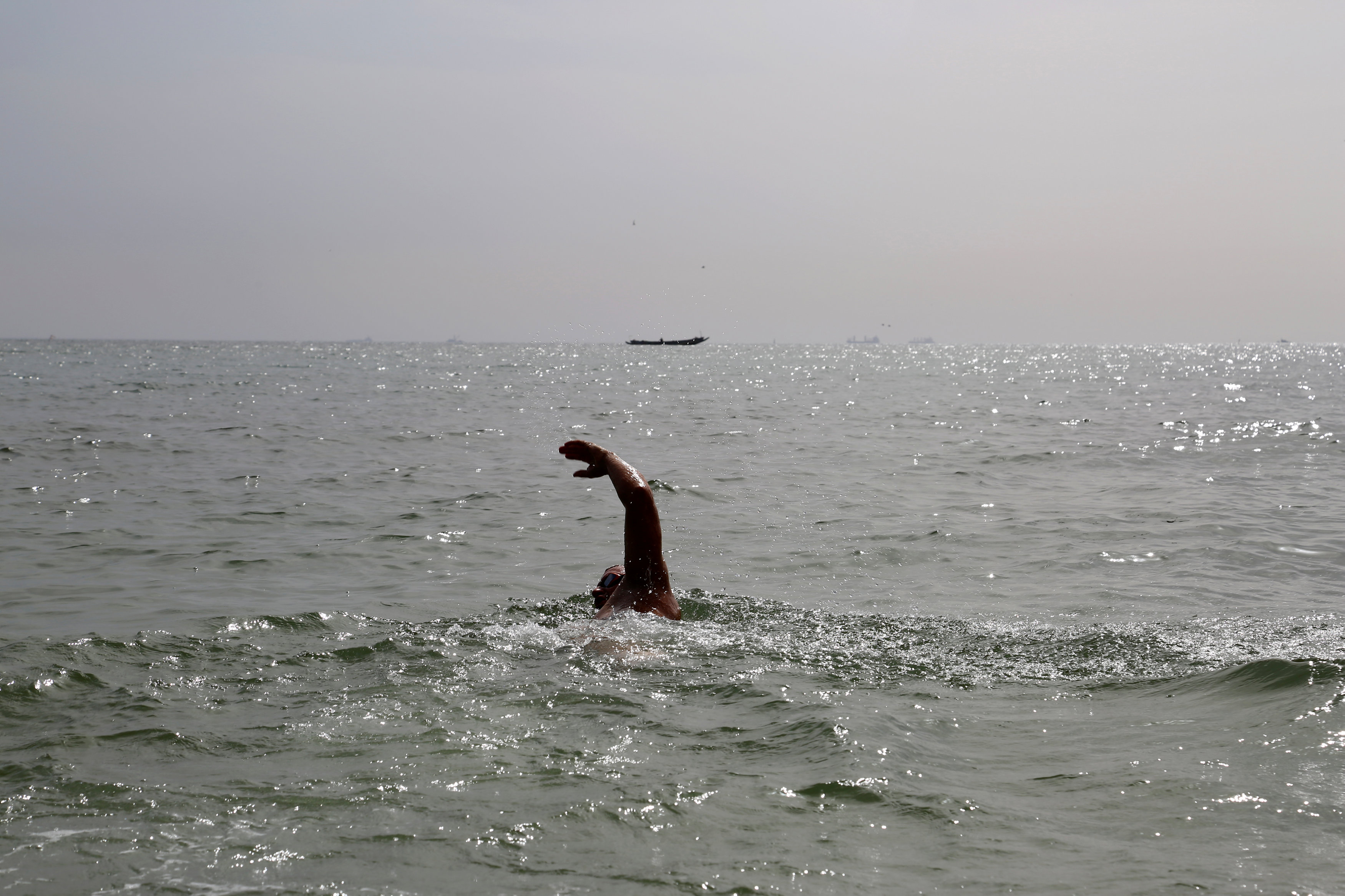 Το κολύμπι στη θάλασσα κρύβει κινδύνους για την υγεία μας