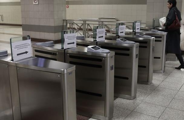 Τι κρατά ανοιχτές ακόμη τις μπάρες του μετρό