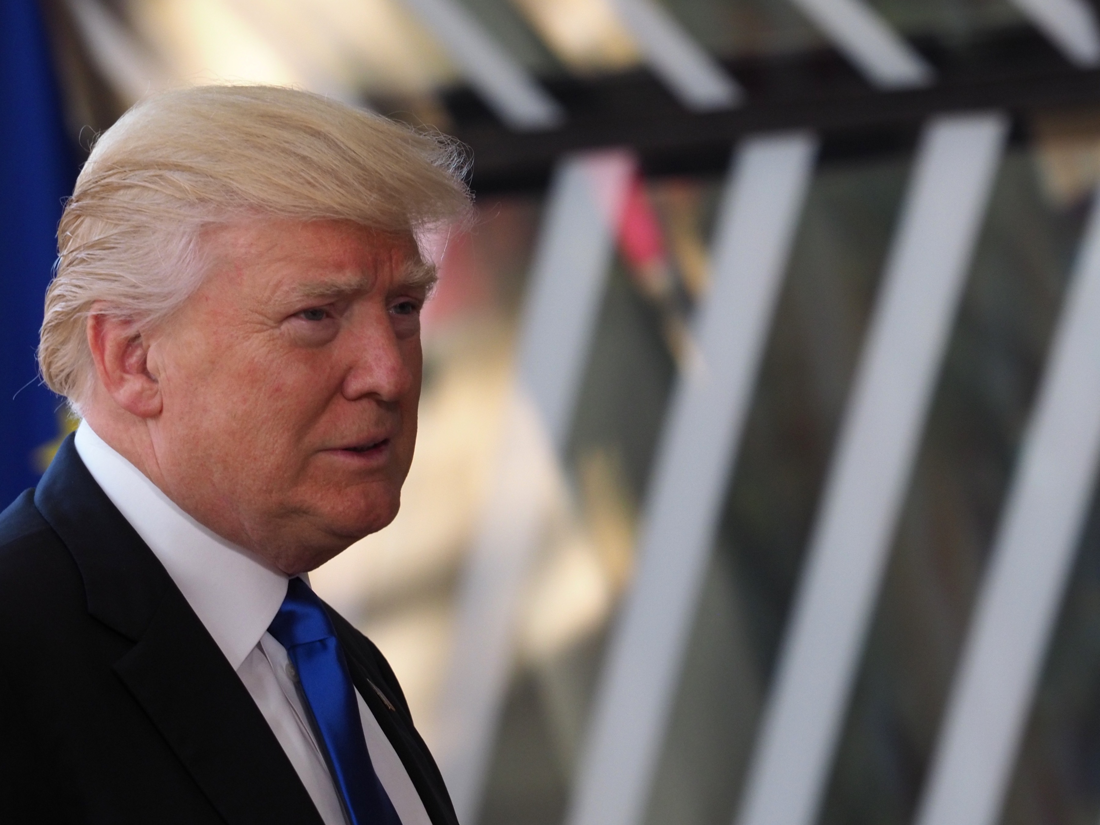 Ο Τραμπ αυξάνει τις δαπάνες για όπλα, κόβει για ανθρωπιστικούς λόγους