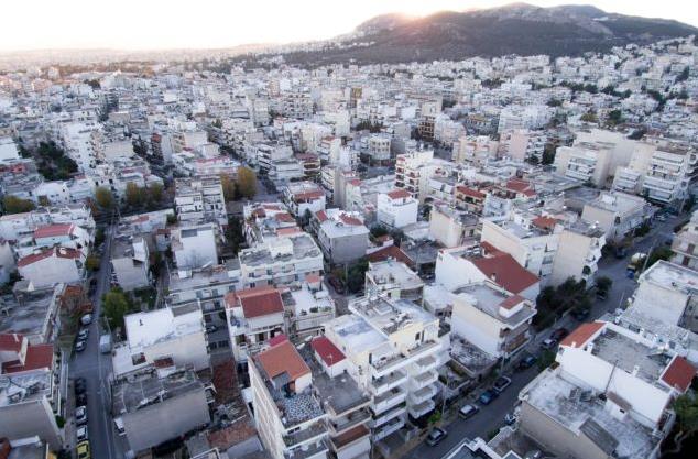 Πλειστηριάζουν ακίνητα, τα αγοράζουν και μετά τα πωλούν