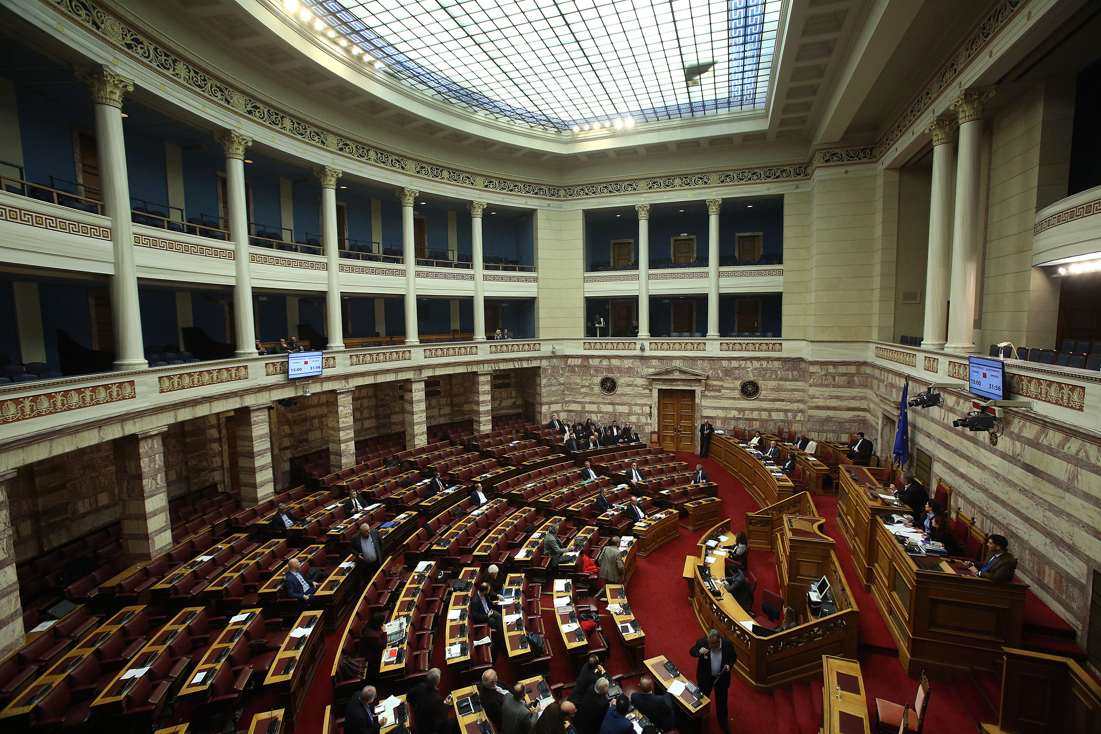 Προκλήσεις στη Βουλή από τη Χρυσή Αυγή για το «Μακεδονικό»