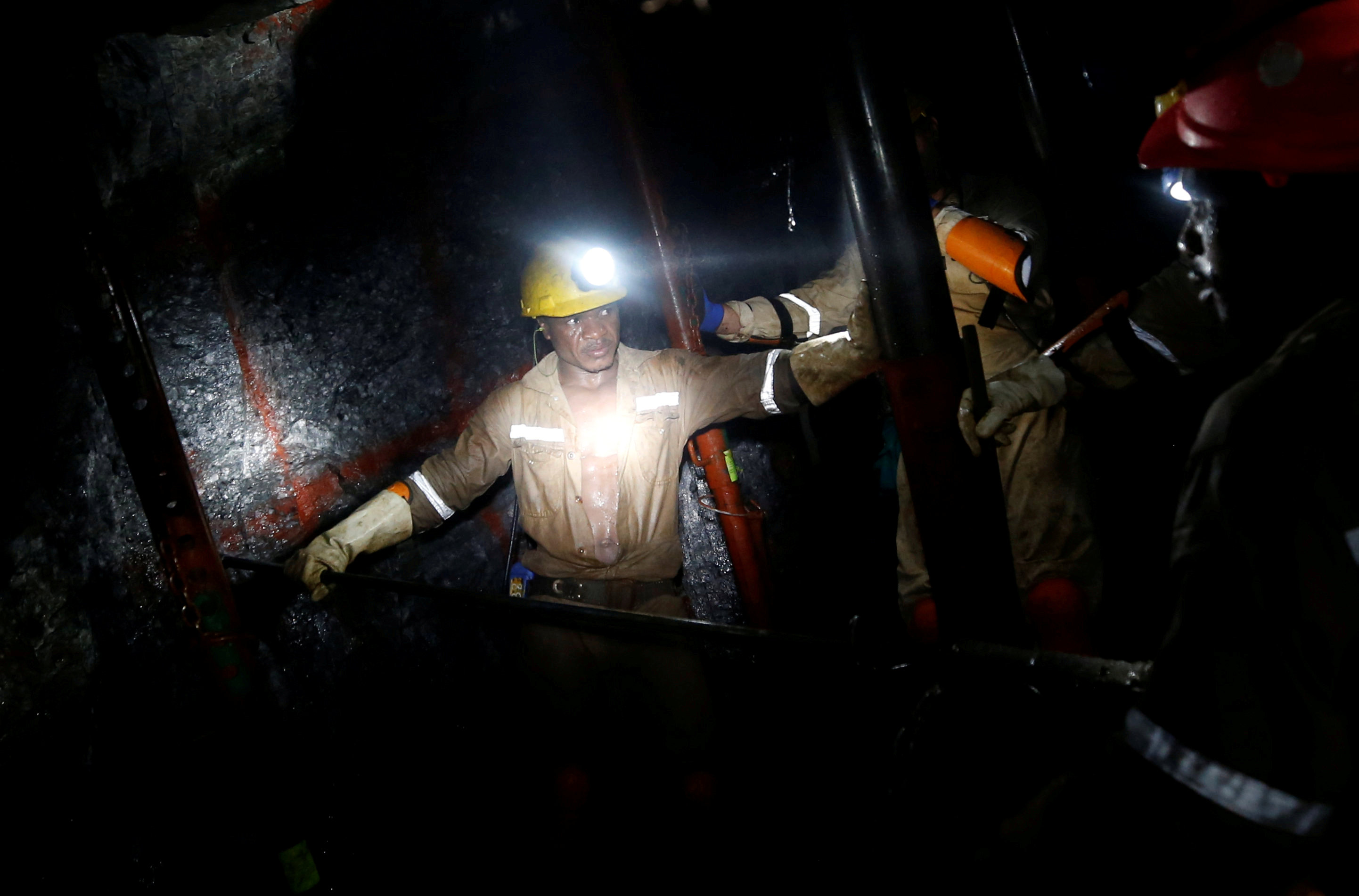 Εκατοντάδες μεταλλωρύχοι εγκλωβίστηκαν σε ορυχείο της Ν. Αφρικής
