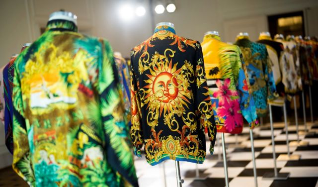 Έκθεση με 100 σύνολα του Βερσάτσε, 20 χρονιά από το θάνατό του [Βίντεο]